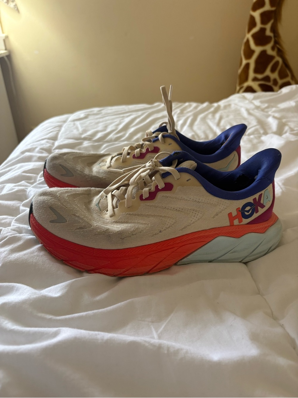 Hoka Arahi 6 fiesta women’s
